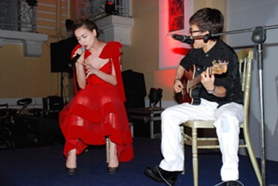 Hồ Ngọc Hà trong màn song ca cùng Phương Uyên