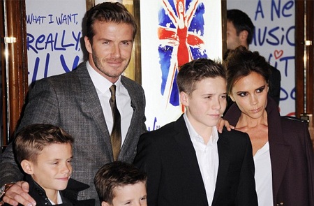 Con trai Victoria Beckham làm người mẫu cho Burberry - 6 Con trai Victoria Beckham làm người mẫu cho Burberry
