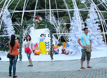 Ngỡ ngàng Tuyết rơi ở Nha Trang - 2 Trang trí Giáng sinh lộng lẫy tại quảng trường Nhà hội nghị - Vinpearl Nha Trang