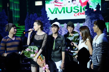 V.Music cháy hết mình trong mini show lần 2 - 2 V.Music cháy hết mình trong mini show lần 2