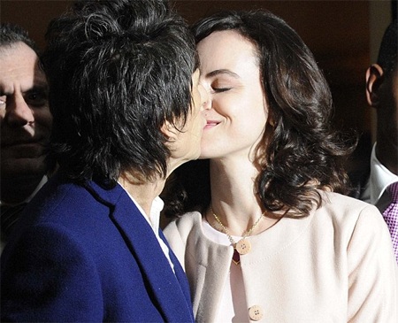 Rocker 65 tuổi kết hôn lần ba - 3 Ronnie Wood và Sally Humphreys hạnh phúc trong ngày cưới