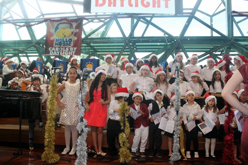 Nhật Tiến hát mừng Giáng sinh trên Truyền hình Úc