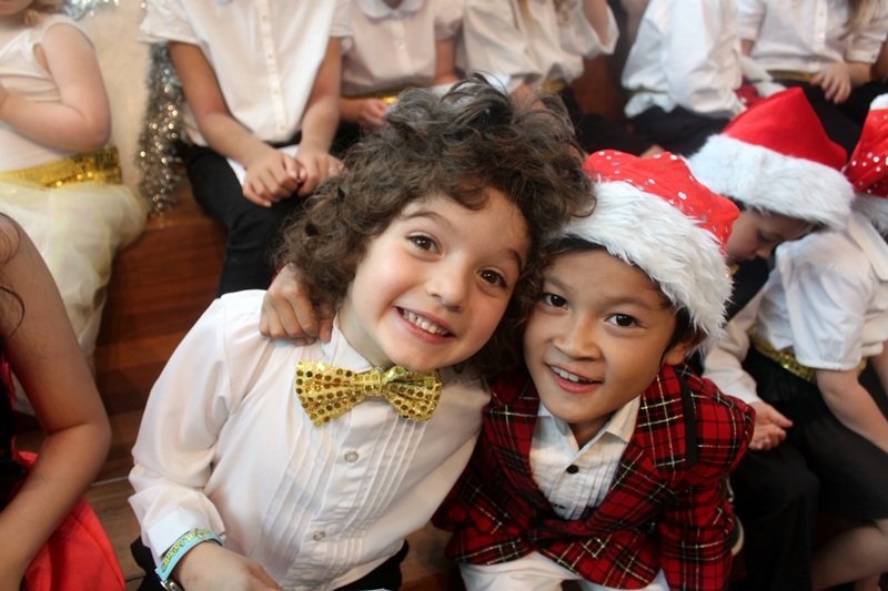 Nhật Tiến hát mừng Giáng sinh trên Truyền hình Úc