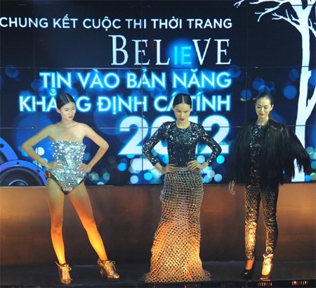 Kha Mỹ Vân ấn tượng với váy trắng trong suốt - 7 Hoàng Thùy