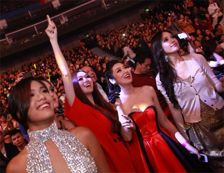 Dưới khán đài, các mỹ nhân Việt cũng không thể không “say” cùng các nghệ sĩ trên sân khấu.