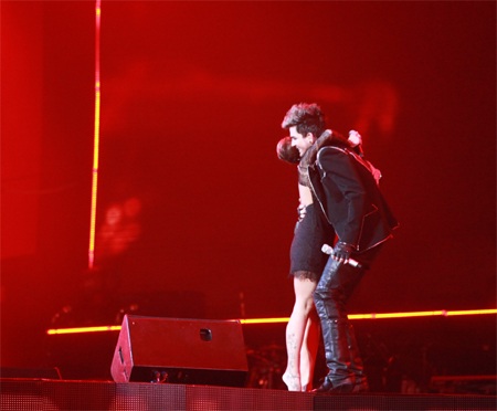 Dưới khán đài, các mỹ nhân Việt cũng không thể không “say” cùng các nghệ sĩ trên sân khấu.