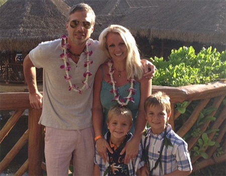 Anh trai chồng cũ Britney tiết lộ thông tin sốc - 1 Britney đang yên ấm bên bạn trai và hai con