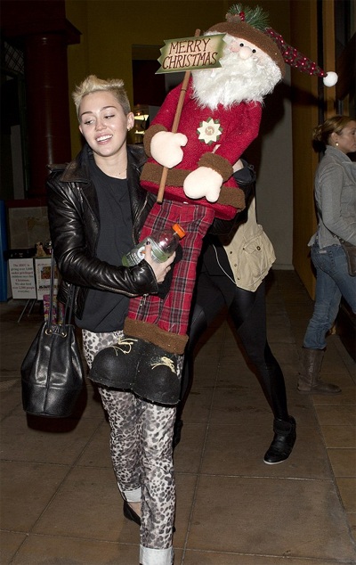 Miley Cyrus tự sắm về nhà một Ông già Noel
