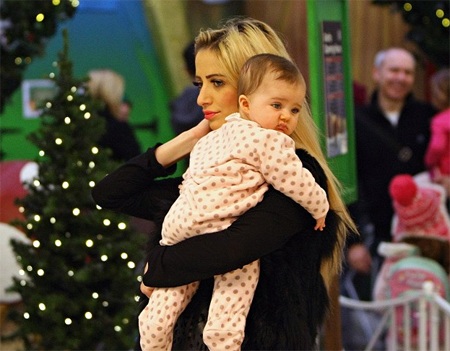 Diễn viên truyền hình thực tế Chantelle Houghton đưa con gái nhỏ Dolly đi mua sắm