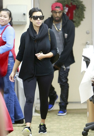 Diễn viên truyền hình thực tế Chantelle Houghton đưa con gái nhỏ Dolly đi mua sắm