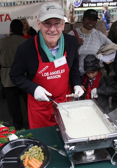 Nam diễn viên Harrison Ford tham gia phục vụ bữa ăn cho người vô gia cư tại Los Angeles