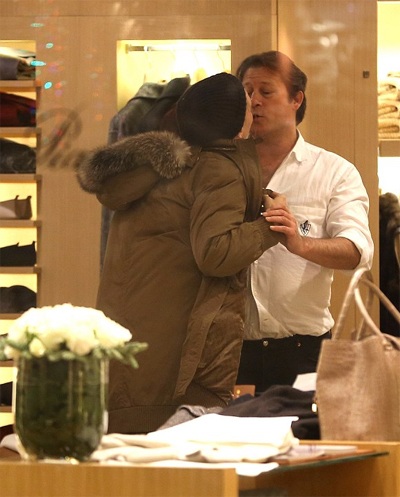 Diễn viên Uma Thurman hôn bạn trai Arpad Busson khi cặp đôi này đi mua sắm tại Aspen