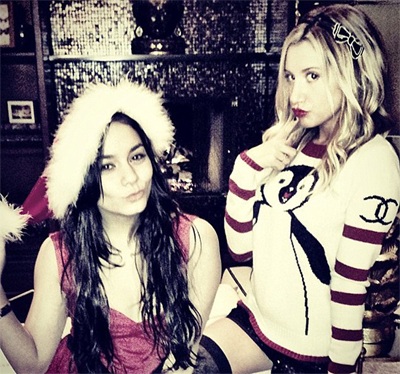 Ashley Tisdale và Vanessa Hudgens đón Giáng sinh vui vẻ bên nhau
