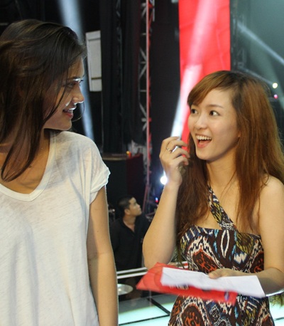 Á quân The Voice Mỹ tập luyện say sưa bên Đinh Hương, Hương Tràm - 4 Vĩnh Ngọc