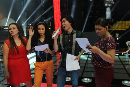 Á quân The Voice Mỹ tập luyện say sưa bên Đinh Hương, Hương Tràm - 5 Vĩnh Ngọc