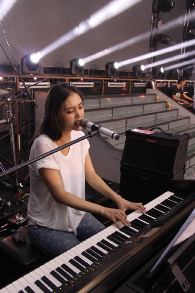 Á quân The Voice Mỹ tập luyện say sưa bên Đinh Hương, Hương Tràm - 6 Vĩnh Ngọc
