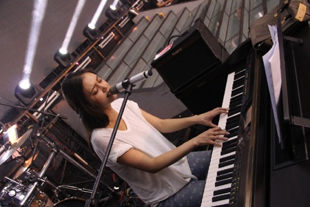 Á quân The Voice Mỹ tập luyện say sưa bên Đinh Hương, Hương Tràm - 7 Vĩnh Ngọc