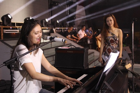 Á quân The Voice Mỹ tập luyện say sưa bên Đinh Hương, Hương Tràm - 8 Vĩnh Ngọc