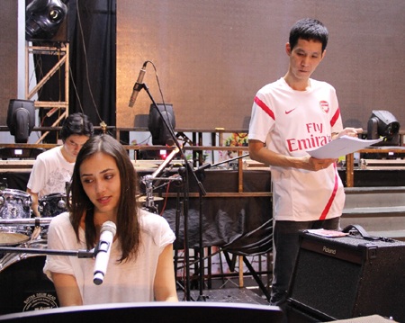 Á quân The Voice Mỹ tập luyện say sưa bên Đinh Hương, Hương Tràm - 11 Vĩnh Ngọc