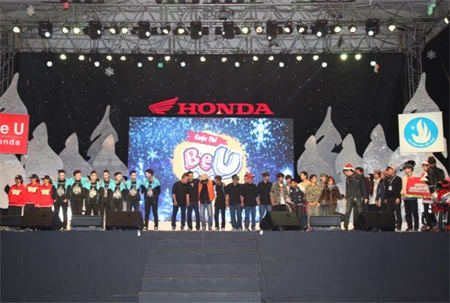 5 nhóm nhảy tập trung trên sân khấu hồi hộp đợi công bố kết quả