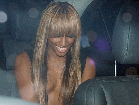 Quán quân X Factor diện váy mát mẻ giữa trời đông London - 6 Alexandra Burke