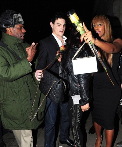 Quán quân X Factor diện váy mát mẻ giữa trời đông London - 4 Alexandra Burke