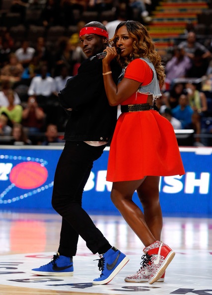 Quán quân X Factor diện váy mát mẻ giữa trời đông London - 8 Alexandra Burke