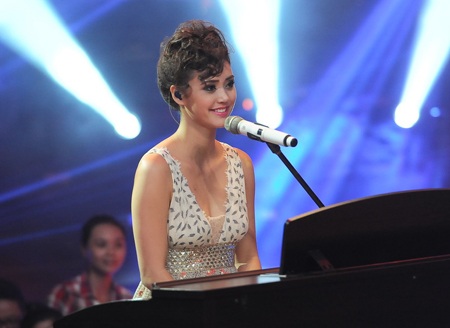 Á quân The Voice Mỹ xinh như mộng trên sân khấu Giọng hát Việt - 5 VN