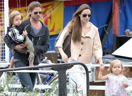 Brad Pitt - Angelina Jolie thuê 12 vú em để trông con - 1 Brangelina và hai con sinh đôi