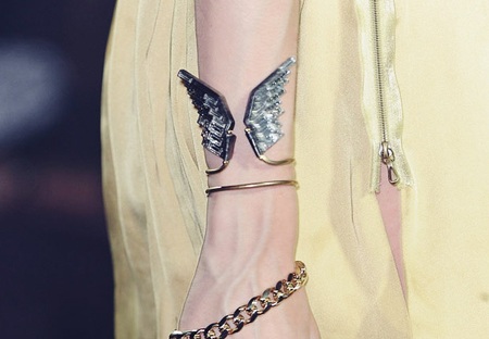 Thời trang 2013 có gì mới? - 15 Phụ trang khổ lớn, dạng mắt xích cũng vẫn đang chiếm ưu thế.