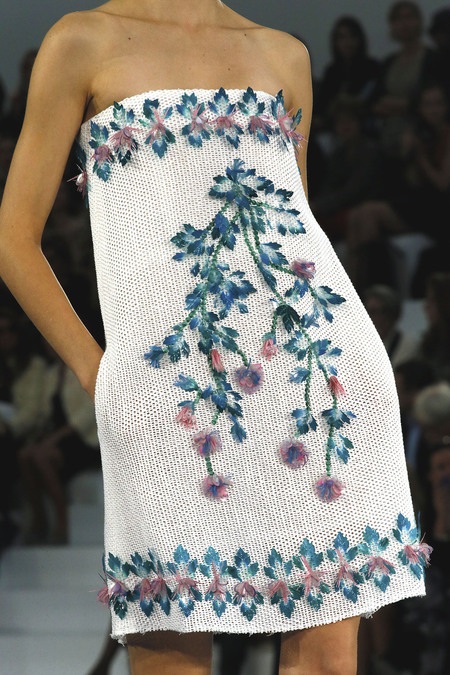 Thời trang 2013 có gì mới? - 7 Váy trắng đính hoa của Chanel