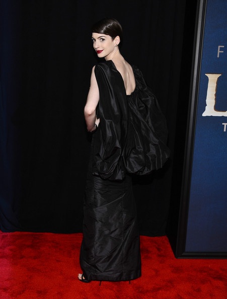 Anne Hathaway đi giày rất sành điệu - 8 Fans hào hứng chờ ngày Anne tái ngộ khán giả