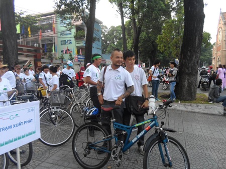 Trần Lập và thí sinh Giọng hát Việt đạp xe vì môi trường