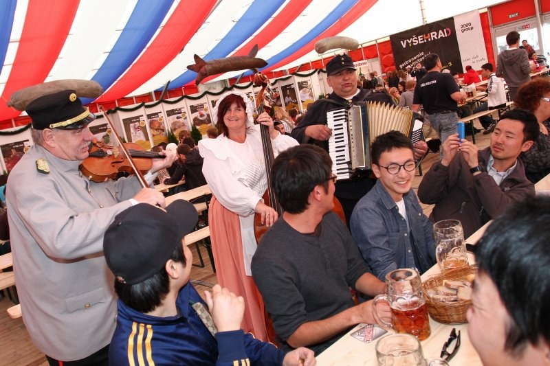 Từ đất nước của những lễ hội bia đến “Đêm hội bia Tiệp Gambrinus” tại Việt Nam - 2 Lễ hội bia hàng năm ở Praha kéo dài từ 5-10 ngày (ảnh Virtual Travel)