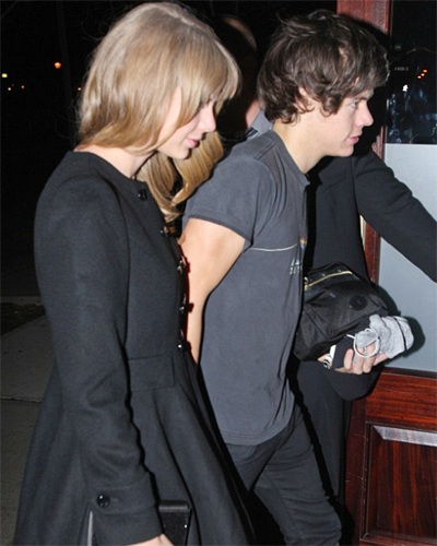 Taylor Swift lại có bồ mới - 2 Taylor Swift và bạn trai kém tuổi