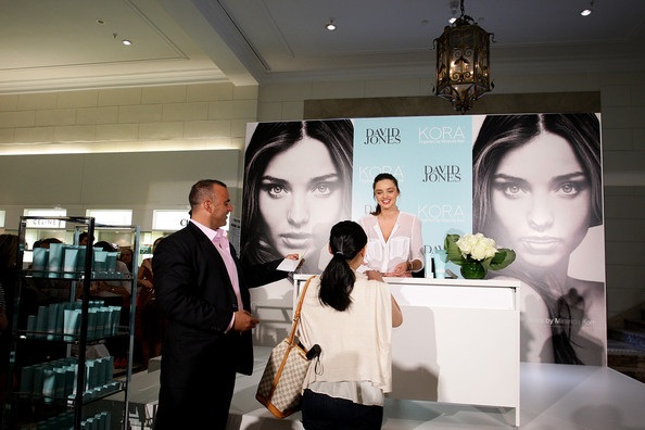 Miranda Kerr khoe chân dài nõn nà - 5