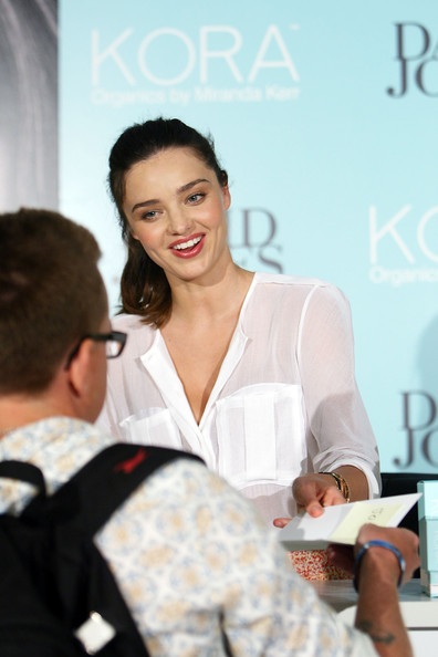 Miranda Kerr khoe chân dài nõn nà - 8
