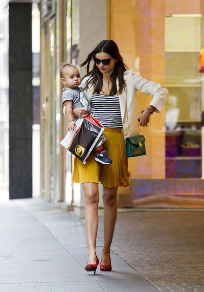 Miranda Kerr khoe chân dài nõn nà - 14