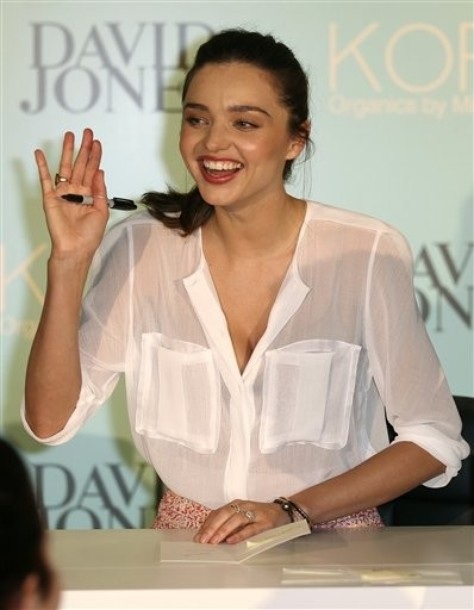 Miranda Kerr khoe chân dài nõn nà - 12