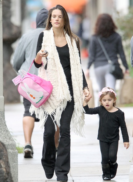 Vòng quanh thế giới giải trí ngày 16/2 - 3