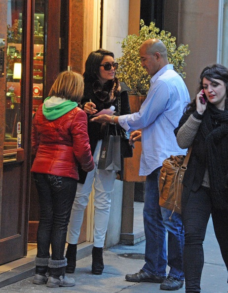 Vòng quanh thế giới giải trí ngày 16/2 - 9