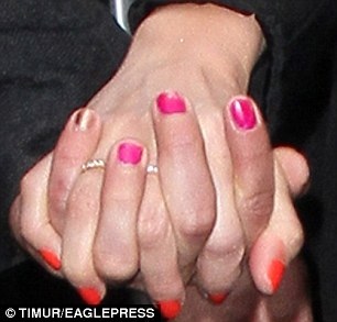 Vợ chồng Jessica Alba cùng sơn móng tay - 2 Vợ chồng Jessica Alba cùng sơn móng tay - 2