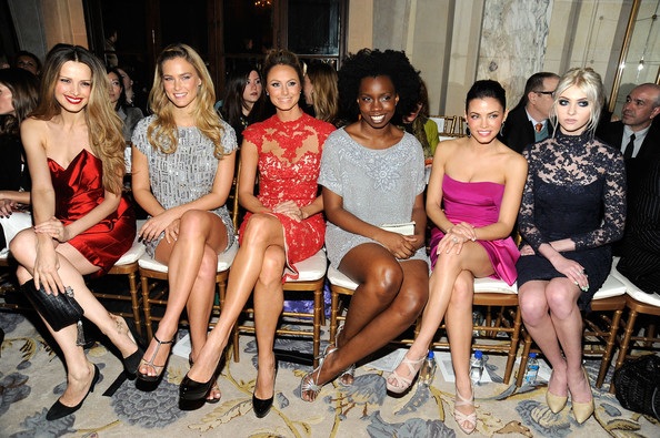 Người đẹp khoe chân “triệt để” trong buổi trình diễn của Marchesa - 1