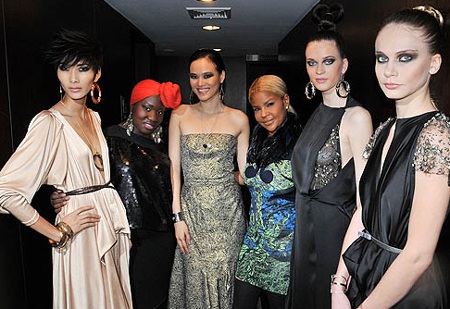 Báo chí nước ngoài đưa hình ảnh Hoàng Thùy, Tuyết Lan - 3