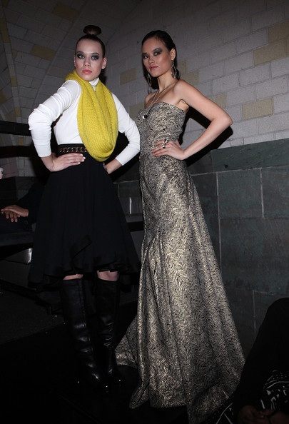 Báo chí nước ngoài đưa hình ảnh Hoàng Thùy, Tuyết Lan - 4