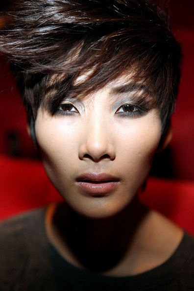 Báo chí nước ngoài đưa hình ảnh Hoàng Thùy, Tuyết Lan - 2