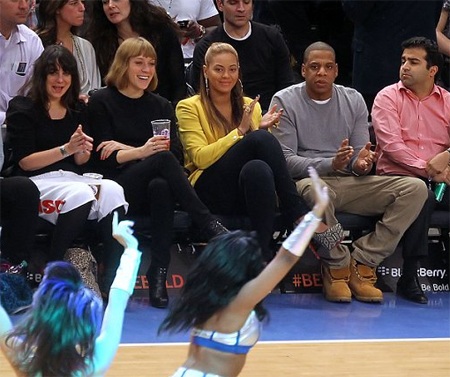 Vợ chồng Beyonce hạnh phúc khi đi xem bóng rổ - 7 Vợ chồng Beyonce hạnh phúc khi đi xem bóng rổ - 7