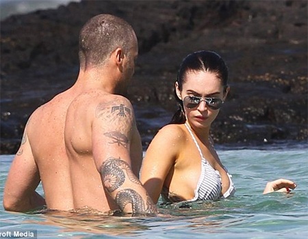 Megan Fox khoe dáng và... hình xăm tại Hawaii - 5 Megan Fox khoe dáng và... hình xăm tại Hawaii - 5