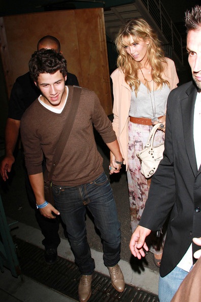 Nick Jonas chia tay bạn gái hơn 8 tuổi - 2