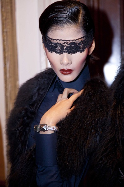 Hoàng Thùy là tâm điểm trong show diễn của Laurel DeWitt - 11 Hoàng Thùy là tâm điểm trong show diễn của Laurel DeWitt - 11